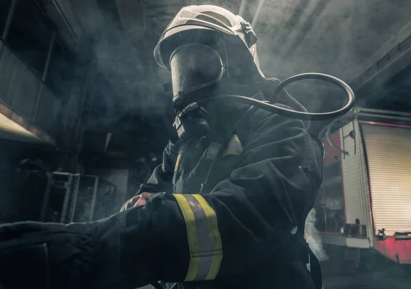 Retrato Bombero Con Asistencia Casco Bombero Fondo Oscuro Con Humo —  Fotos de Stock