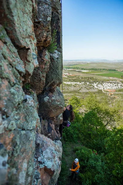 Paire Alpinistes Attaquent Mur Roche Grimpeur Fait Mouvement Difficile Sur — Photo