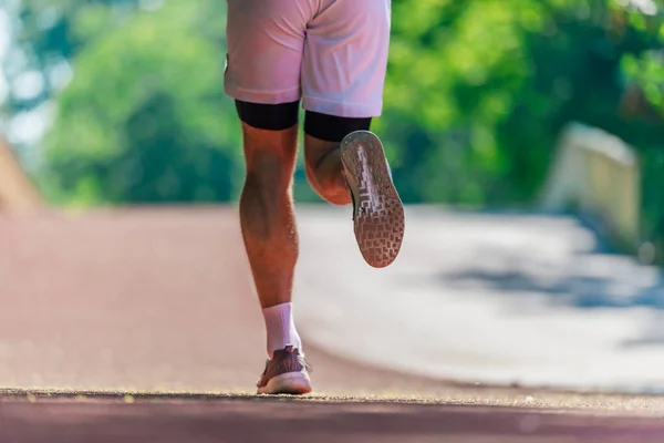 Fermez Les Pieds Avec Des Chaussures Course Fortes Jambes Athlétiques — Photo