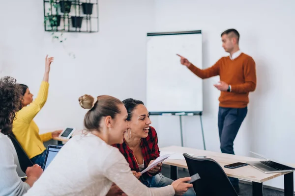 Grupo Colegas Trabajo Hablando Sobre Plan Negocio Oficina — Foto de Stock