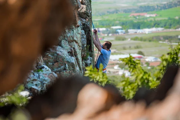 Jeune Grimpeur Masculin Sur Une Route Difficile Sur Une Falaise — Photo