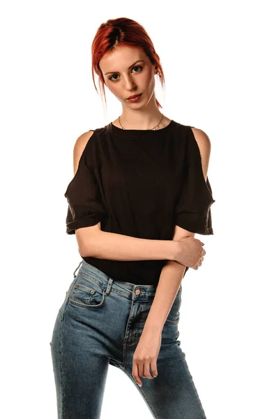 Studio Modeportret Van Een Modern Meisje Met Blauwe Jeans Zwarte — Stockfoto