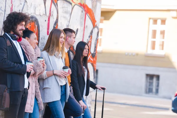 Grupo Amigos Colegas Pasando Rato Una Zona Urbana — Foto de Stock