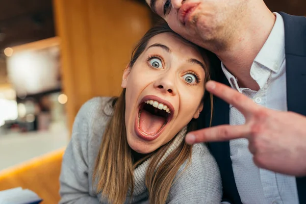 Paar Hat Spaß Einem Café Café Während Verrückte Gesichter Macht — Stockfoto