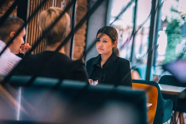 Incontro Lavoro All Interno Caffè Con Attenzione Attraverso Una Recinzione — Foto Stock