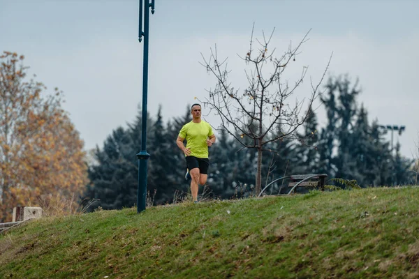 Fitter Reifer Mann Sportkleidung Beim Outdoor Training — Stockfoto