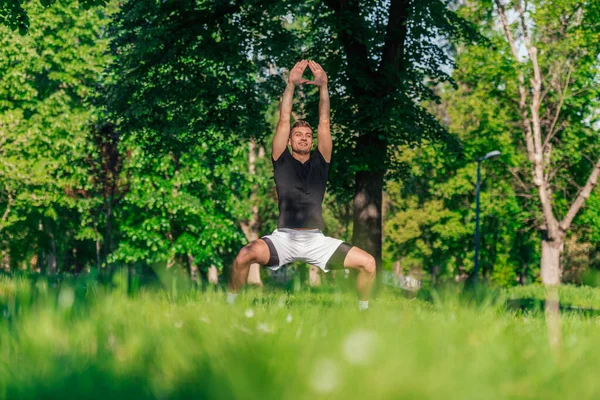 Joven Practica Yoga Con Las Variaciones Postura Diosa Aire Libre —  Fotos de Stock