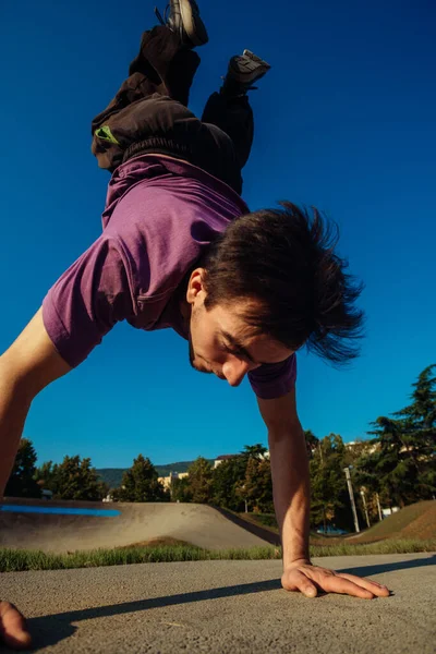 Fizycznie Silny Mężczyzna Utrzymujący Swoje Ciało Rękach Skateparku — Zdjęcie stockowe