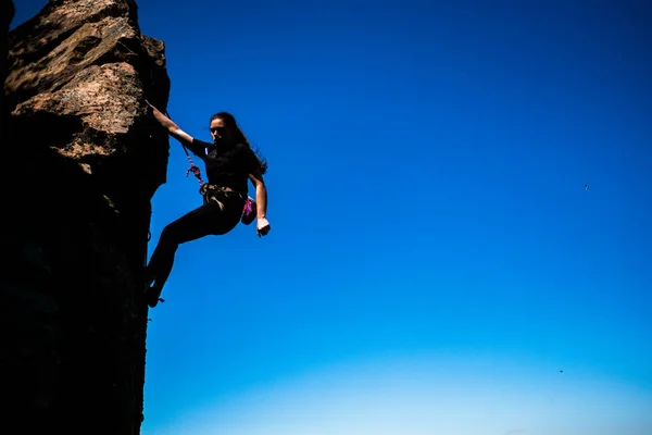 Красива Молода Жінка Сходження Камінь Відкритому Повітрі Влітку — стокове фото