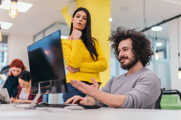 Una Atractiva Chica Negocios Pie Junto Colega Varón Feliz Con —  Fotos de Stock