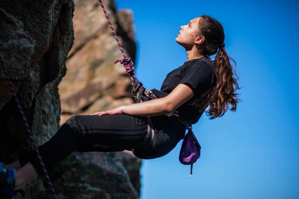 Mladá Žena Provazem Zapojená Sportu Horolezectví Skále — Stock fotografie