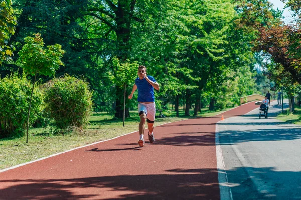 Bonito Homem Correndo Durante Manhã Ensolarada Pista Corrida — Fotografia de Stock