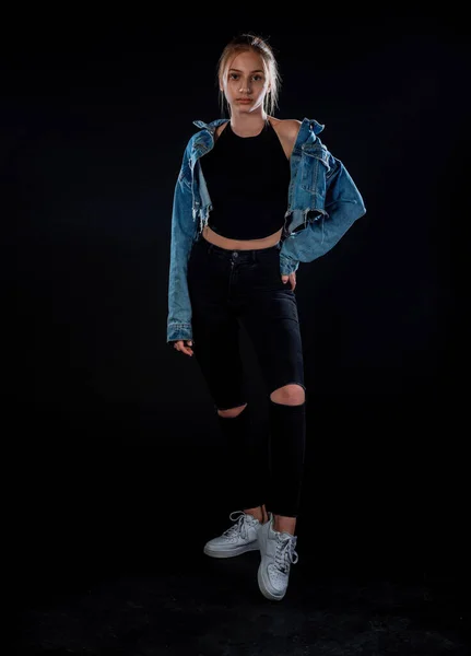 Modern Bir Kızın Moda Portresi Şık Kot Pantolon Ceket Giyiyor — Stok fotoğraf
