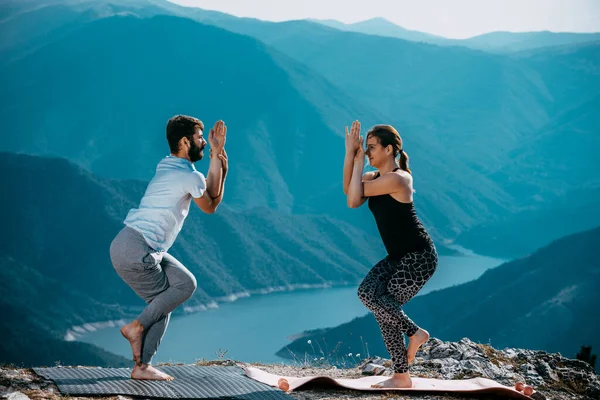 Deportivo Pareja Calzado Deportivo Está Practicando Yoga Roca Contra Paisaje — Foto de Stock