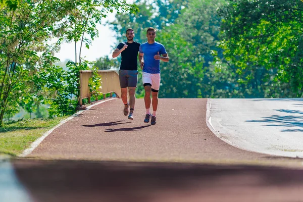 Deux Jeunes Hommes Bonne Santé Courent Dans Parc Par Une — Photo