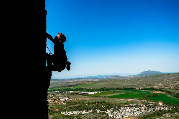 Nsan Zor Bir Tırmanış Rotasının Üstesinden Gelir Bir Kaya Tırmanışçısı — Stok fotoğraf