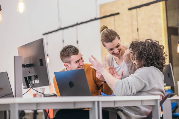 Gelukkige Verrassing Voor Teamgenoten Medewerkers Juichen Terwijl Naar Een Computer — Stockfoto