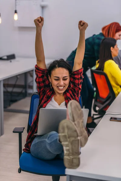 Una Joven Trabajadora Con Las Manos Alto Las Piernas Escritorio — Foto de Stock