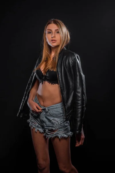 Retrato Una Joven Vestida Con Jeans Cortos Rasgados Sujetador Negro —  Fotos de Stock