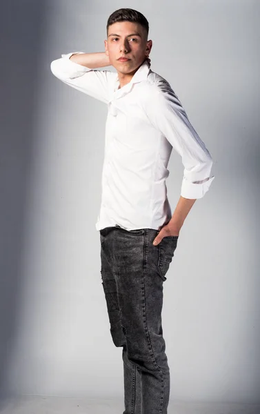 Πορτρέτο Ενός Ελκυστικού Νεαρού Αρσενικού Μοντέλου Που Φοράει Λευκό Πουκάμισο — Φωτογραφία Αρχείου