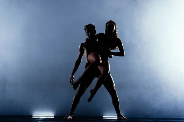 Élégants Danseurs Minces Exécutant Élément Gymnastique Danse — Photo
