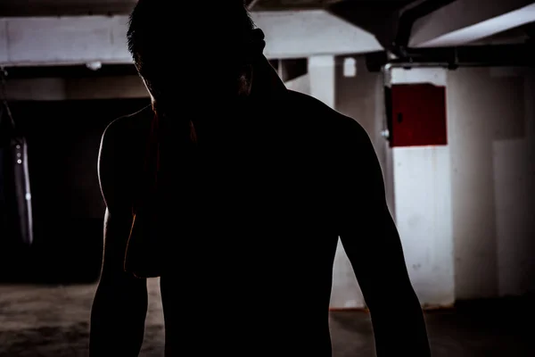 Силуэт Молодого Спортсмена Боксёрских Перчатках — стоковое фото