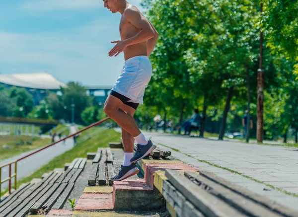 Närbild Utomhus Fotografering Manliga Idrottare Fötter Med Sneakers Förbereder Sig — Stockfoto