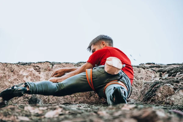 Muskularny Alpinista Ćwiczący Wspinaczkę Skalną Ścianie Skalnej — Zdjęcie stockowe