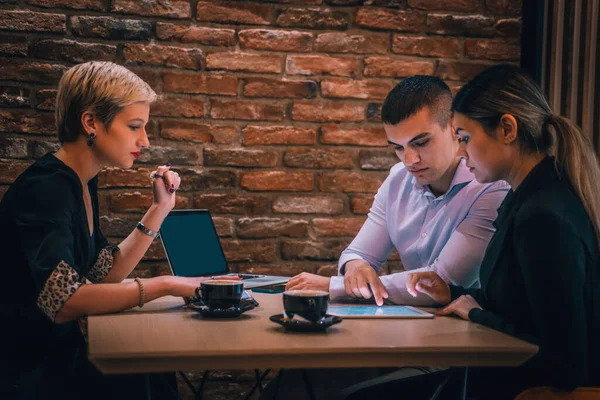 Consultora Negocios Mostrando Estrategia Negocio Tableta Sus Colegas Café —  Fotos de Stock