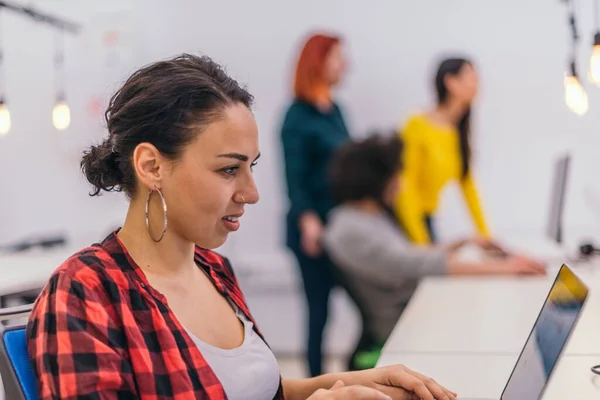 Imagen Cerca Una Hermosa Chica Que Trabaja Computadora Portátil Oficina — Foto de Stock