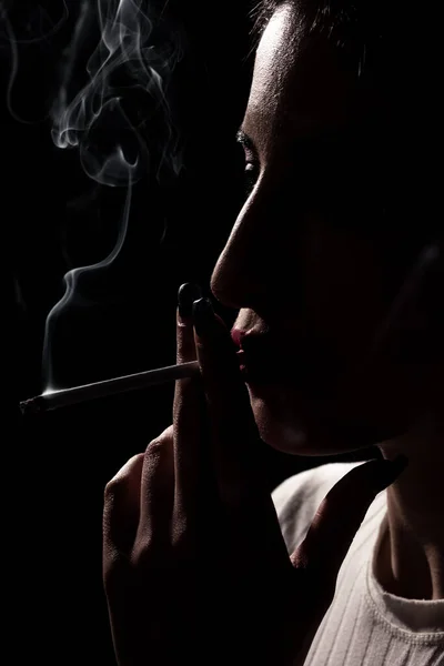 Крупним Планом Портрет Красивої Жінки Курінням Куріння Сигарет Небезпечне Здоров — стокове фото