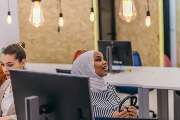 Afrika Amerika Muslim Gadis Dengan Hijab Dan Headset Bekerja Sebagai — Stok Foto