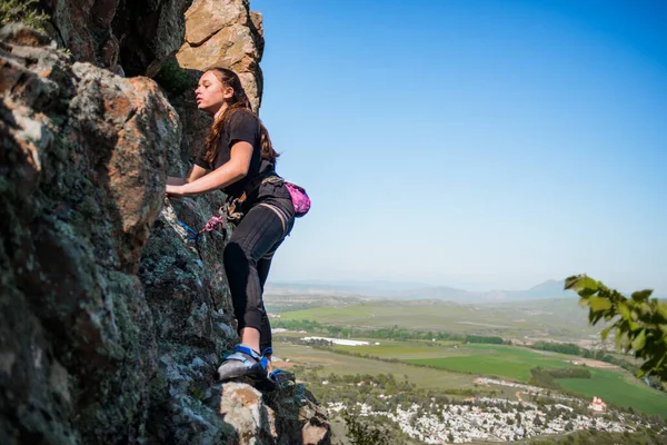 少女は登ろうとしている 自然の中でスポーツ アクティブなライフスタイルとフィットネス屋外 極端な趣味だ ハーディ ウーマン — ストック写真