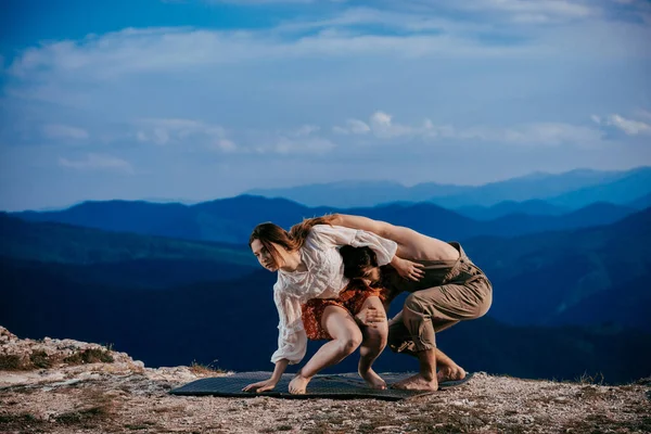 Linda Pareja Jóvenes Bailarines Hip Hop Joven Hombre Mujer Casual —  Fotos de Stock