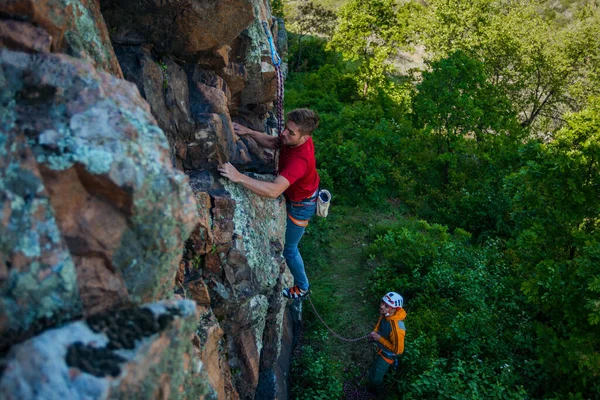 Deux Hommes Sur Point Aller Escalader Attacher Corde Escalade Leur — Photo