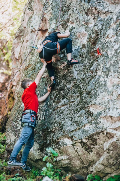 Escalade Dans Nature Les Amis Entraînent Sur Terrain Naturel Partenaire — Photo