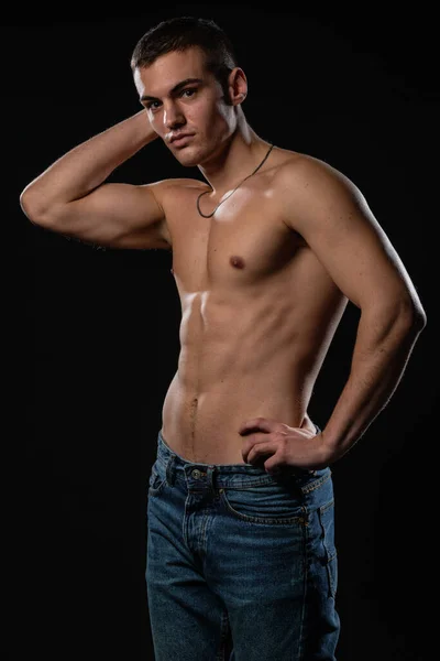 Retrato Homem Atlético Bonito Saudável Forte Posando Como Modelo Fitness — Fotografia de Stock