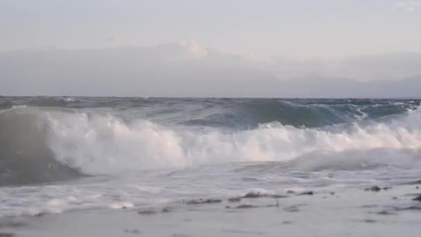 Tett Inntil Havflaten Med Bølger – stockvideo