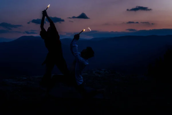 Amigos Desfrutando Uma Festa Pico Montanha Dançando Com Paus Faíscas — Fotografia de Stock