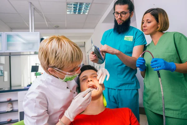 Професійна Команда Стоматологів Допомагає Під Час Обстеження Пацієнта Молодого Хлопчика — стокове фото