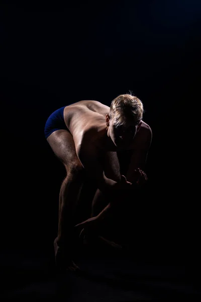 Aantrekkelijke Flexibele Man Oefenen Moderne Stijl Dans Poses — Stockfoto