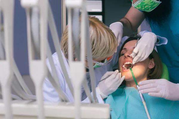 Odontólogos Femeninos Masculinos Examinando Una Paciente Femenina Con Equipo Moderno —  Fotos de Stock