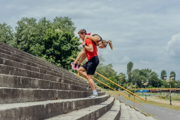 Athlète Masculin Portant Son Partenaire Entraînement Féminin Sur Ses Épaules — Photo