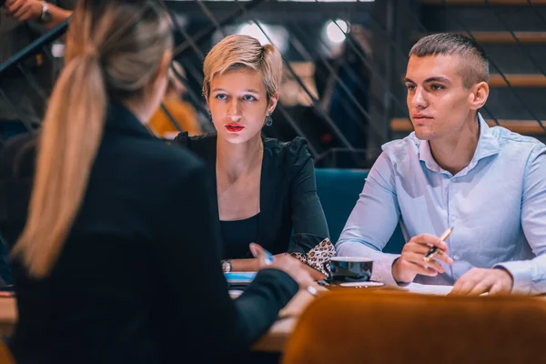 Group Young Businesspeople Brainstorming Together Cafe Discussing New Possible Projects — Stock Photo, Image