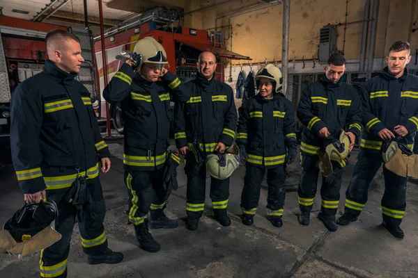 Προσωπογραφία Των Πυροσβεστών Που Στέκονται Δίπλα Πυροσβεστική Μηχανή — Φωτογραφία Αρχείου