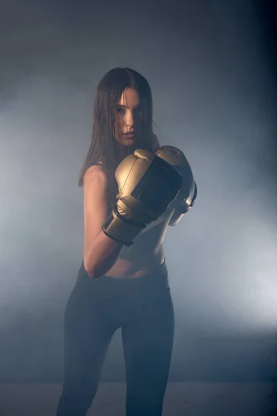 若いですとセクシー女性ボクサーパンチング直接ヒットとともにボクシング手袋 — ストック写真