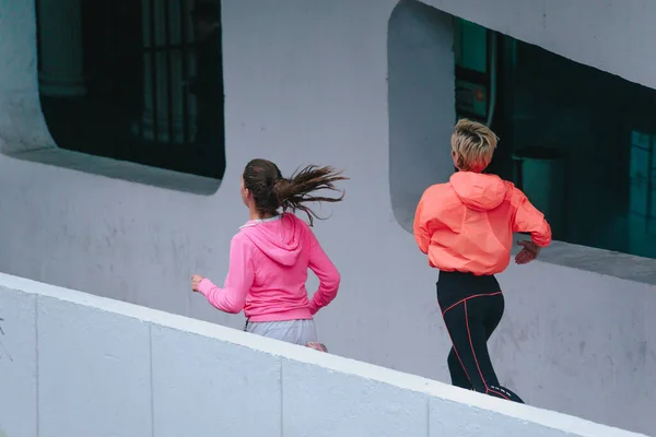 Jovens Saudáveis Ahtletes Sexo Feminino Exercitando Com Uma Corrida Cidade — Fotografia de Stock