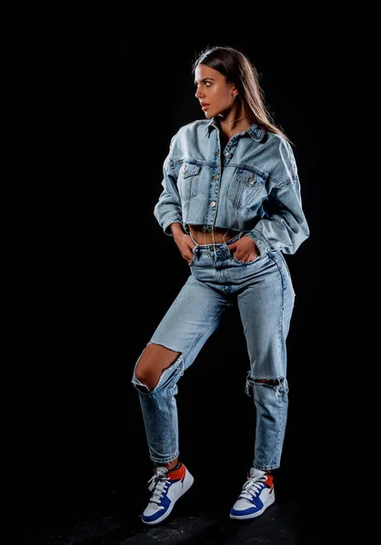 Retrato Uma Menina Moda Atraente Casaco Ganga Azul Jeans Rasgado — Fotografia de Stock