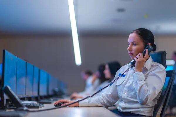 Beveiliging Datacenteroperator Die Naar Monitor Kijkt Terwijl Hij Telefoneert Sluiten — Stockfoto