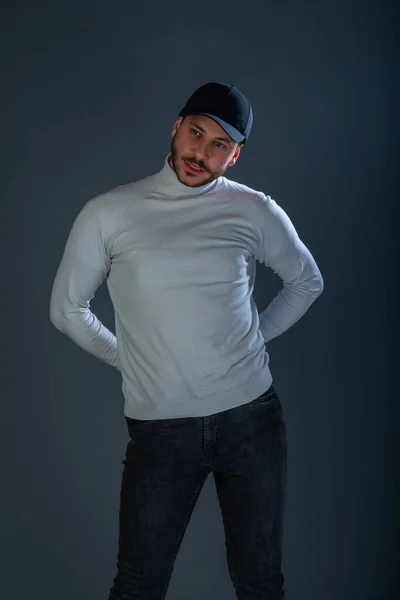 Man Model Met Een Zwarte Hoed Poseren Een Studio Het — Stockfoto